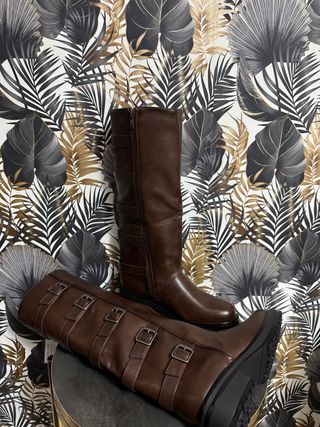 Stivali marroni con fibbie