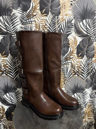 Stivali marroni con fibbie