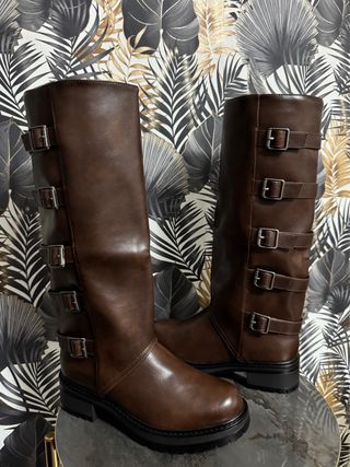 Stivali marroni con fibbie