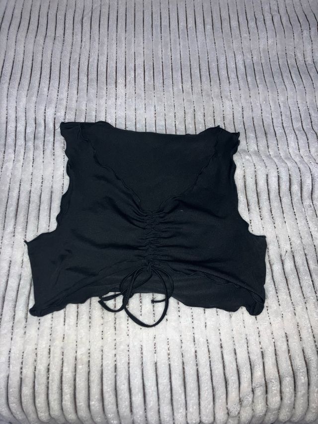 Top corto negro fruncido