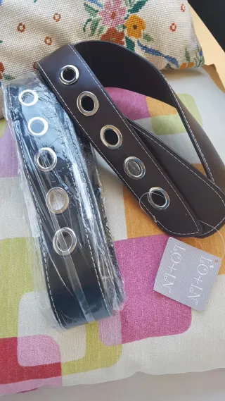 Cinturón ancho con ojales y pulsera espejo rígida