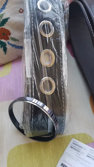 Cinturón ancho con ojales y pulsera espejo rígida