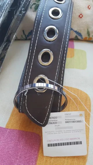 Cinturón ancho con ojales y pulsera espejo rígida