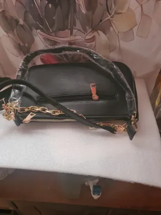 Bolso negro acolchado