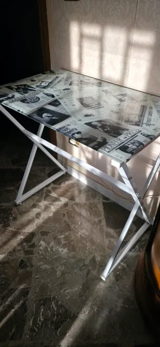 Tavolo da studio in vetro e metallo