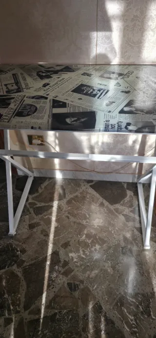 Tavolo da studio in vetro e metallo