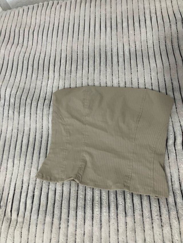 Top beige con rayas verticales