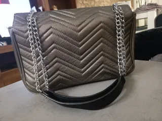Bolso de mano con tachuelas y pedrería