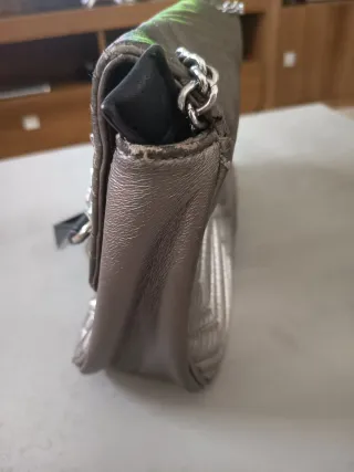 Bolso de mano con tachuelas y pedrería