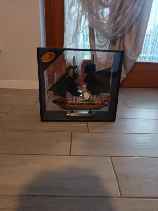 Nave Pirata in Scatola di Vetro con Grappa