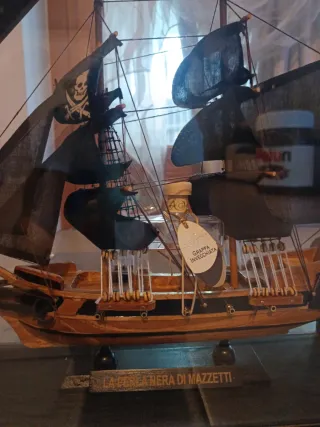 Nave Pirata in Scatola di Vetro con Grappa