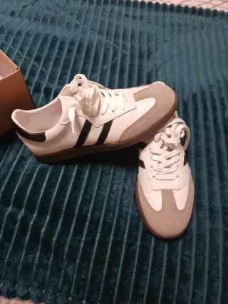 Zapatillas deportivas grises y blancas