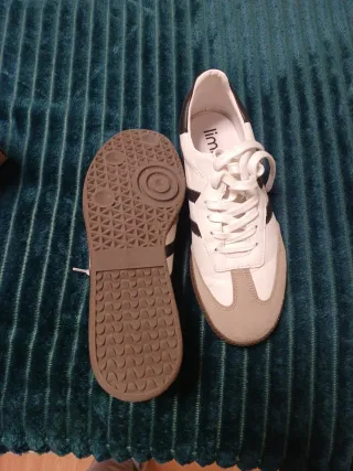 Zapatillas deportivas grises y blancas