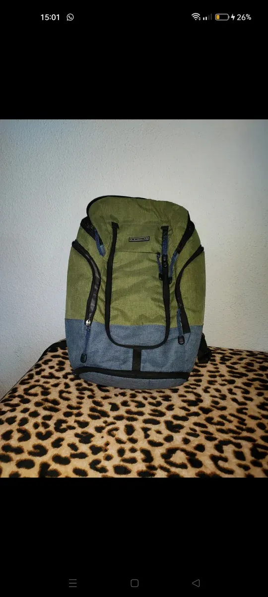 Mochila verde y gris