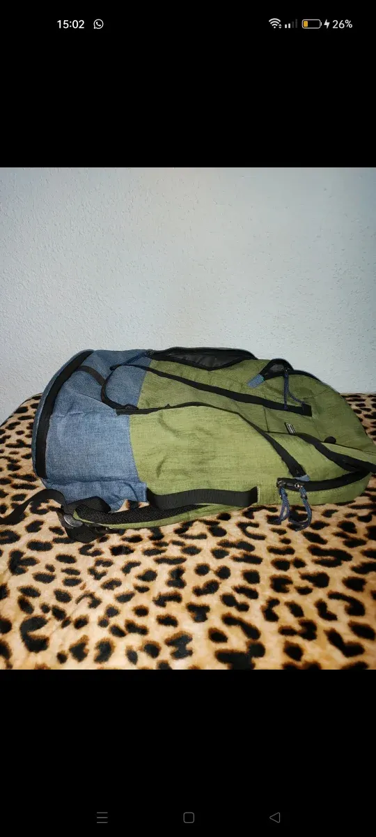 Mochila verde y gris