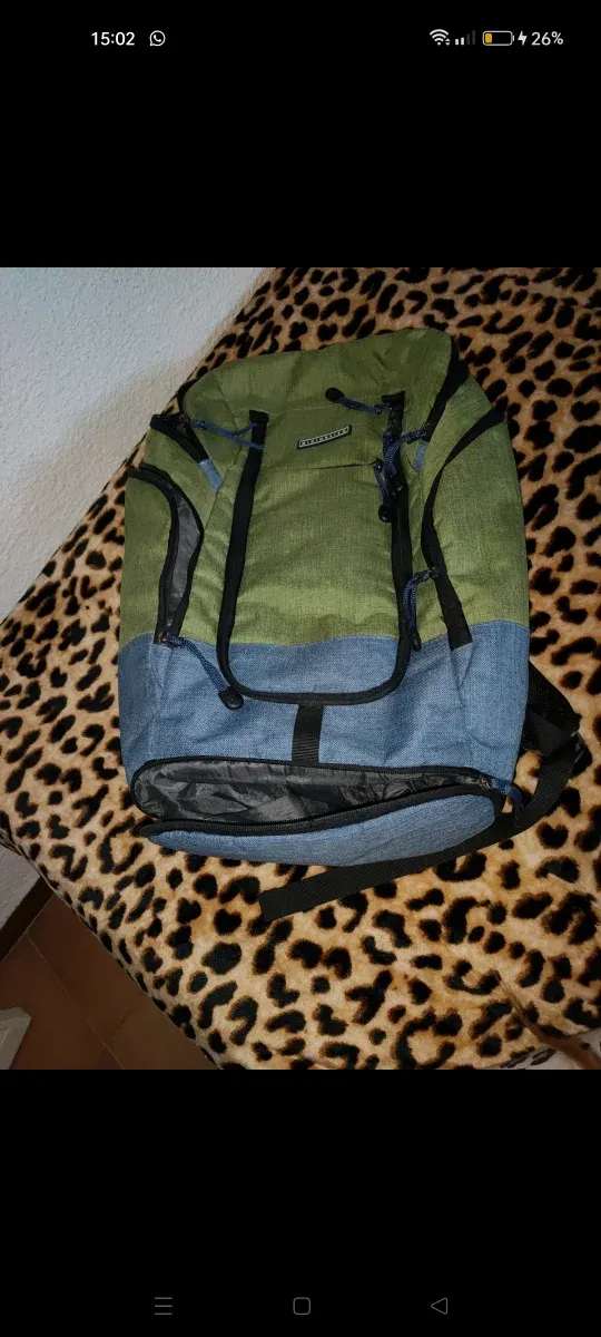 Mochila verde y gris
