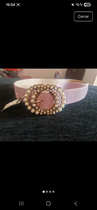 Cinturón rosa con hebilla dorada y perlas
