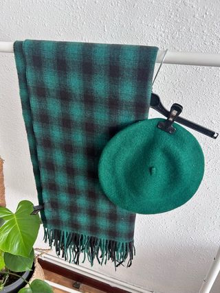 Bufanda y boina a cuadros verde
