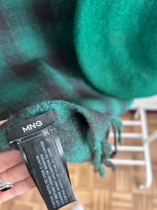 Bufanda y boina a cuadros verde