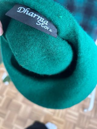 Bufanda y boina a cuadros verde