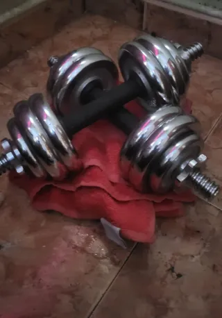 Manubri cromati regolabili da 8 kg ciascuno + 1 kg di barra