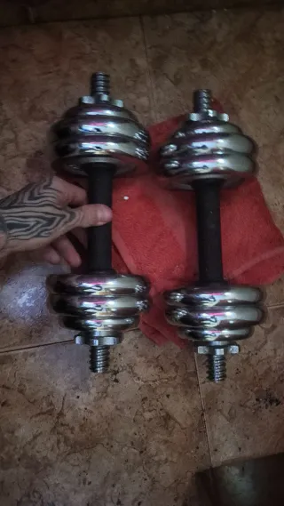 Manubri cromati regolabili da 8 kg ciascuno + 1 kg di barra