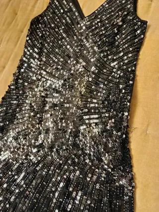 Traje de noche negro y plateado