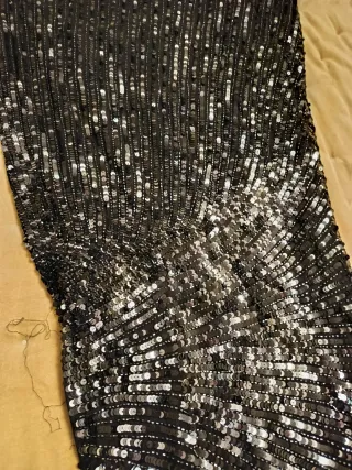 Traje de noche negro y plateado