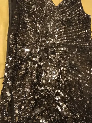 Traje de noche negro y plateado