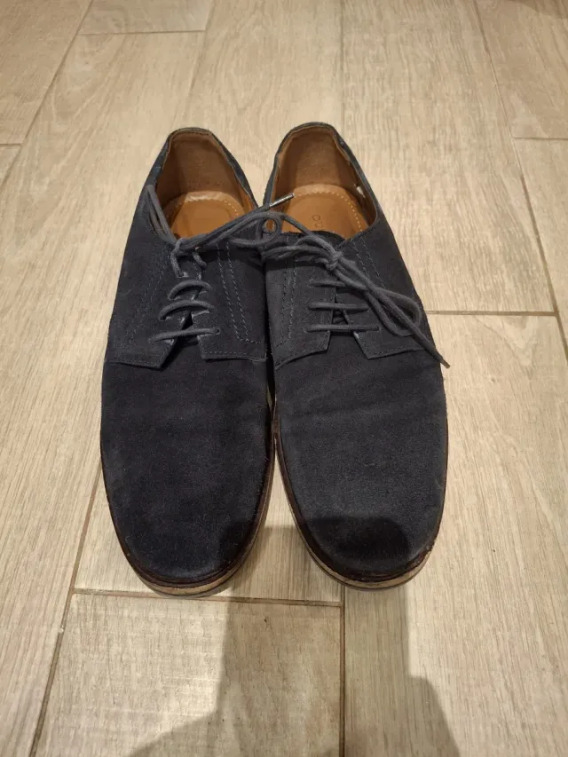 Zapatos de vestir azul marino para hombre.