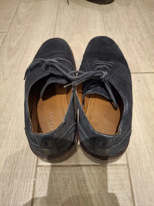 Zapatos de vestir azul marino para hombre.