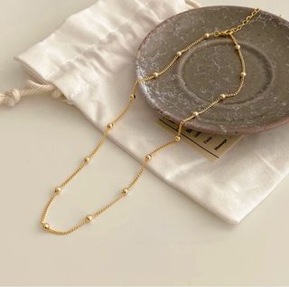 Cadena dorada con bolitas