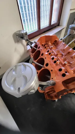 Base tavolino motore V8 americano