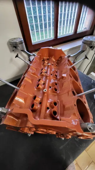 Base tavolino motore V8 americano