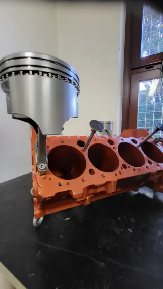 Base tavolino motore V8 americano