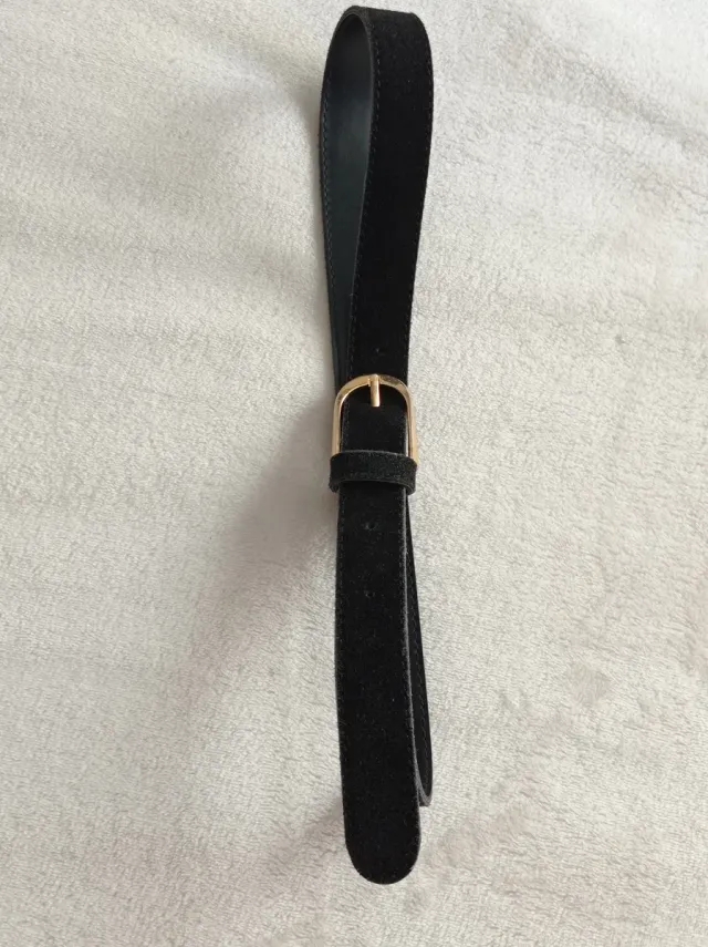 Cinturón negro con hebilla dorada