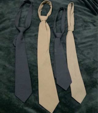 Corbatas de traje beige y negro