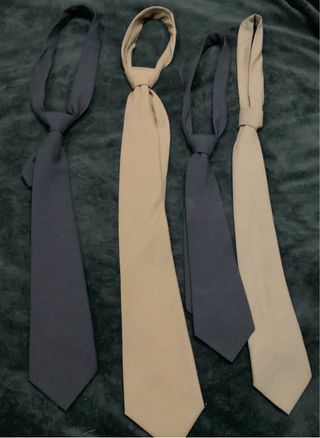 Corbatas de traje beige y negro