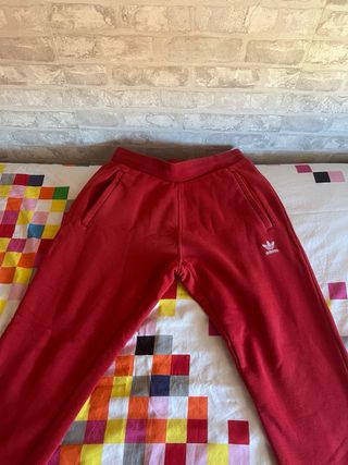 Pantalón chándal Adidas rojo