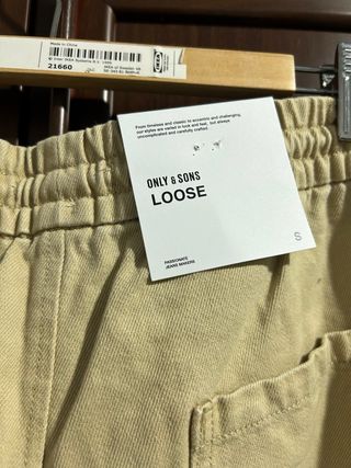 Pantalón beige hombre