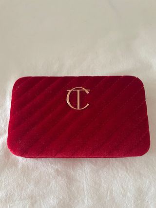 Neceser de maquillaje rojo y dorado