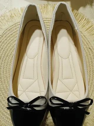 Bailarinas beige y negras con lazo