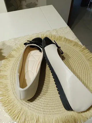 Bailarinas beige y negras con lazo