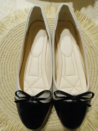 Bailarinas beige y negras con lazo