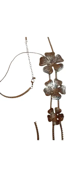 Collar metálico de tréboles dorado