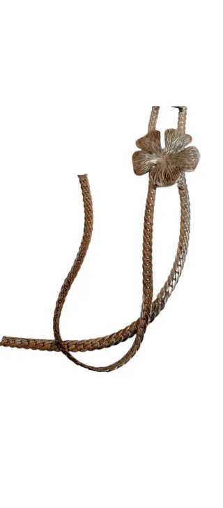 Collar metálico de tréboles dorado