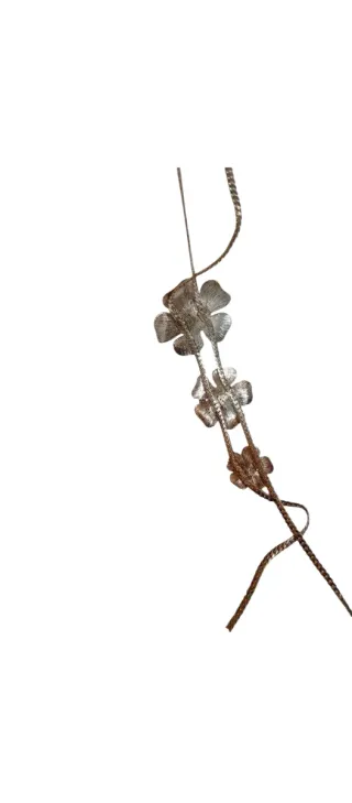 Collar metálico de tréboles dorado