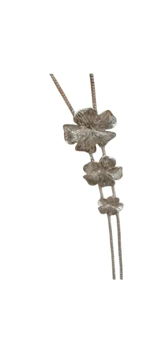 Collar metálico de tréboles dorado