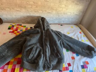 Cazadora bomber Zara reversible gris con capucha