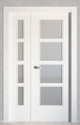 Puerta blanca con lucernas